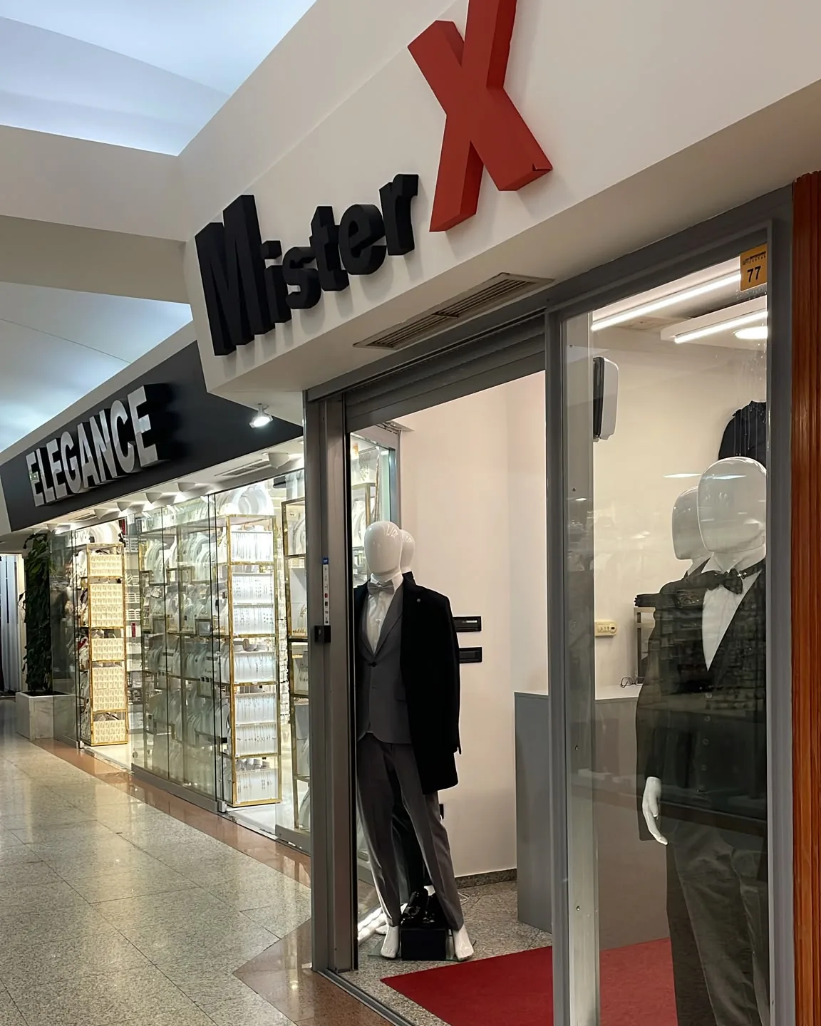 Pogled iz hodnika centra: trgovina Elegance pa odmah do nje Mister X
